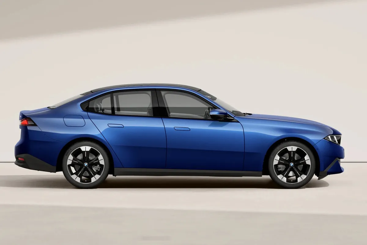 BMW 318 у кольорі Le Castellet Blue Metallic